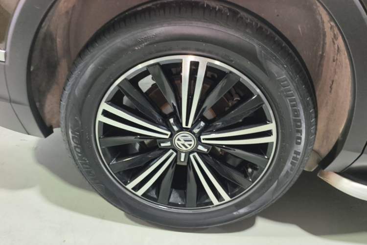 Used Volkswagen Tiguan L 2017 380TSI Automatic All-Wheel-Drive Luxury Edition Right Rear Wheel Hub