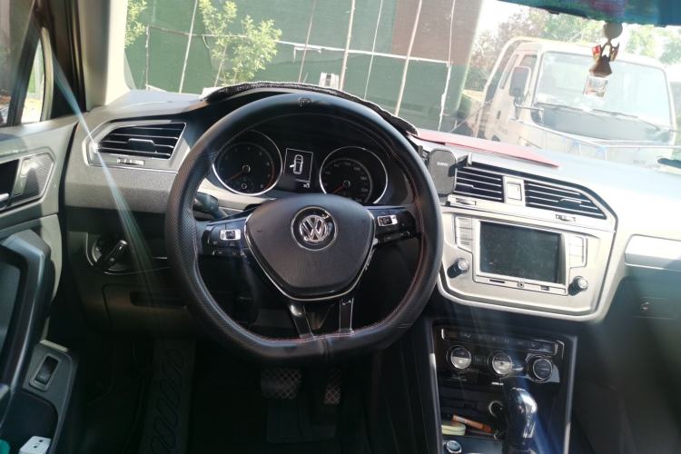 Used Volkswagen Tiguan L 2017 330TSI Automatic Two-Wheel Drive Luxury Edition Steering Wheel