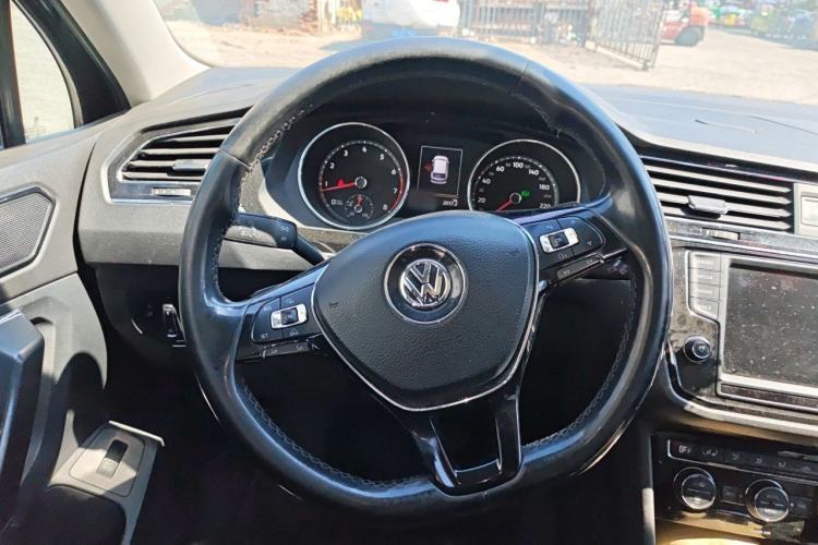 Used Volkswagen Tiguan L 2017 380TSI Automatic All-Wheel-Drive Luxury Edition Steering Wheel