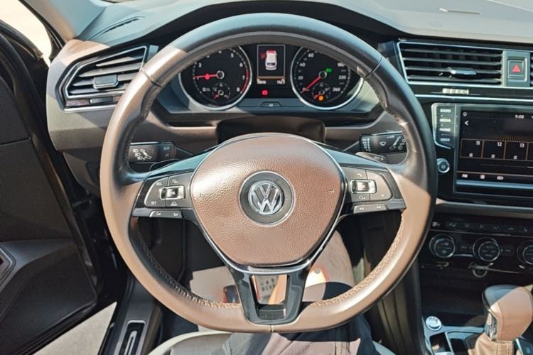 Used Volkswagen Tiguan L 2017 380TSI Automatic All-Wheel-Drive Luxury Edition Steering Wheel