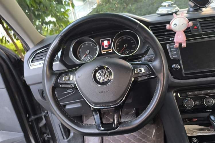 Used Volkswagen Tiguan L 2017 330TSI Automatic Two-Wheel Drive Luxury Edition Steering Wheel