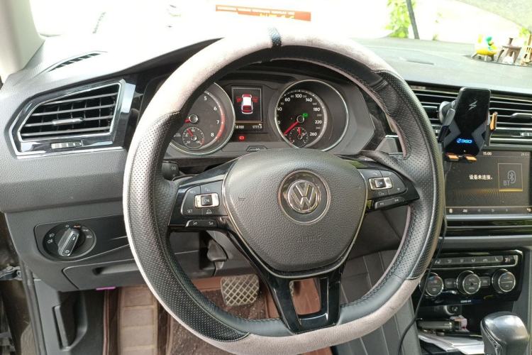 Used Volkswagen Tiguan L 2017 330TSI Automatic Two-Wheel Drive Luxury Edition Steering Wheel