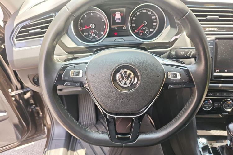 Used Volkswagen Tiguan L 2017 330TSI Automatic Two-Wheel Drive Luxury Edition Steering Wheel