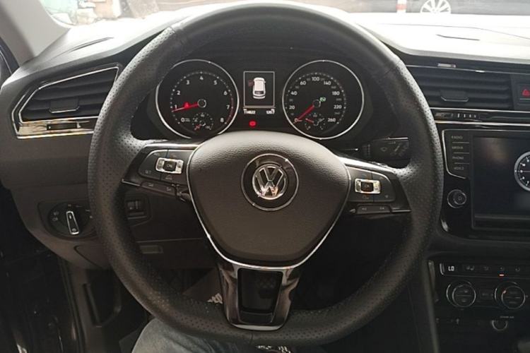 Used Volkswagen Tiguan L 2017 330TSI Automatic Two-Wheel Drive Luxury Edition Steering Wheel