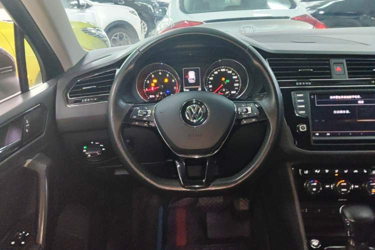Used Volkswagen Tiguan L 2017 330TSI Automatic Two-Wheel Drive Luxury Edition Steering Wheel