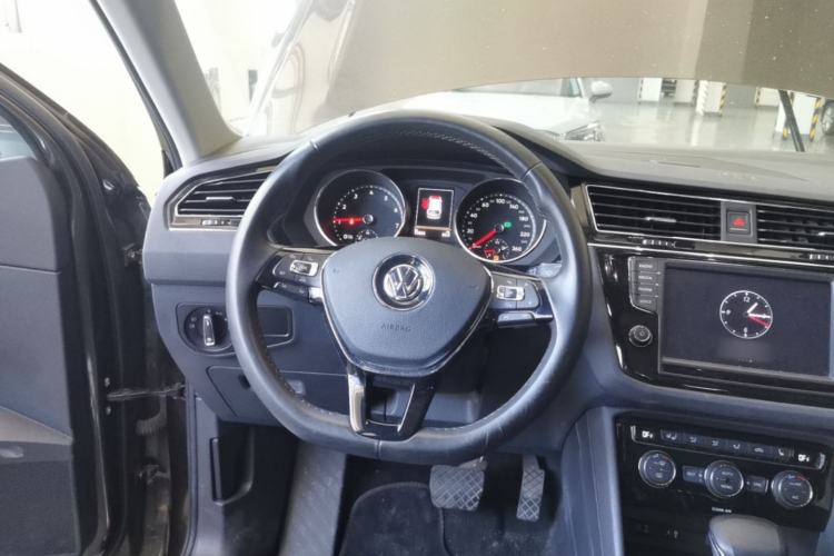 Used Volkswagen Tiguan L 2017 380TSI Automatic All-Wheel-Drive Luxury Edition Steering Wheel