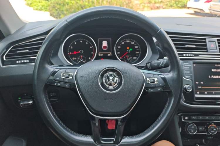 Used Volkswagen Tiguan L 2017 330TSI Automatic Two-Wheel Drive Luxury Edition Steering Wheel