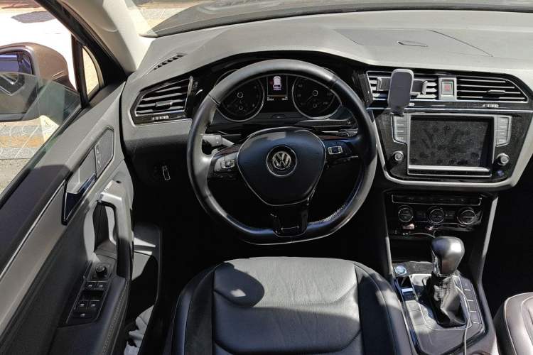 Used Volkswagen Tiguan L 2017 330TSI Automatic Two-Wheel Drive Luxury Edition Steering Wheel