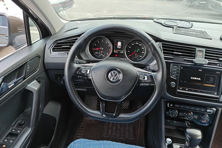 Used Volkswagen Tiguan L 2017 330TSI Automatic Two-Wheel Drive Luxury Edition Steering Wheel
