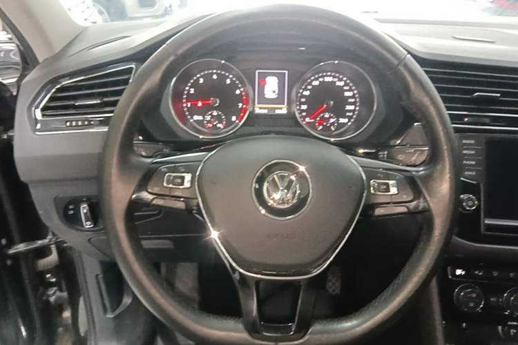 Used Volkswagen Tiguan L 2017 330TSI Automatic Two-Wheel Drive Luxury Edition Steering Wheel
