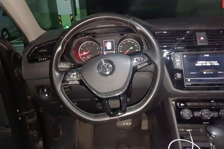 Used Volkswagen Tiguan L 2017 330TSI Automatic Two-Wheel Drive Luxury Edition Steering Wheel