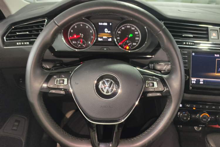 Used Volkswagen Tiguan L 2017 380TSI Automatic All-Wheel-Drive Luxury Edition Steering Wheel