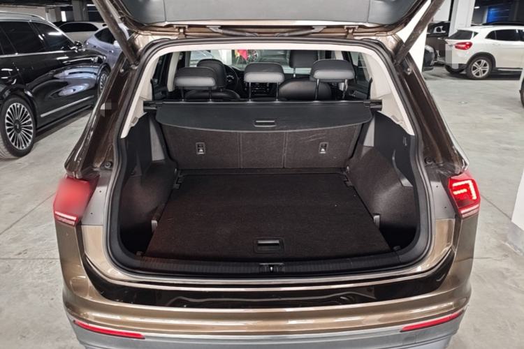 Used Volkswagen Tiguan L 2017 380TSI Automatic All-Wheel-Drive Luxury Edition Trunk