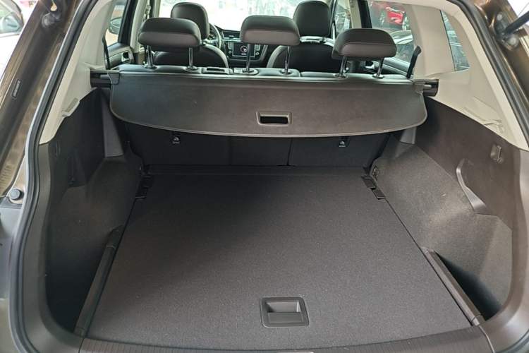 Used Volkswagen Tiguan L 2017 330TSI Automatic Two-Wheel Drive Luxury Edition Trunk