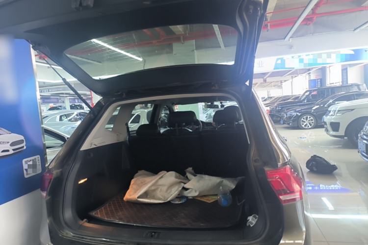 Used Volkswagen Tiguan L 2017 330TSI Automatic Two-Wheel Drive Luxury Edition Trunk