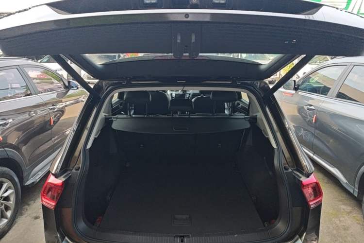 Used Volkswagen Tiguan L 2017 380TSI Automatic All-Wheel-Drive Luxury Edition Trunk