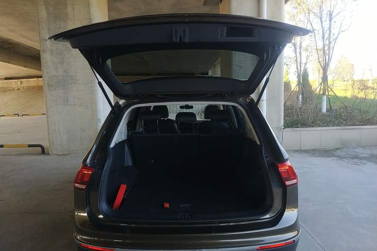 Used Volkswagen Tiguan L 2017 330TSI Automatic Two-Wheel Drive Luxury Edition Trunk