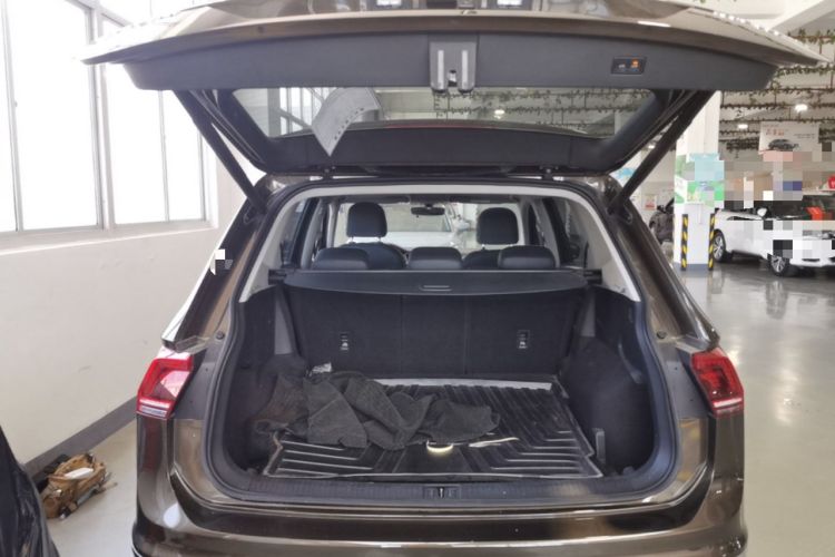 Used Volkswagen Tiguan L 2017 380TSI Automatic All-Wheel-Drive Luxury Edition Trunk