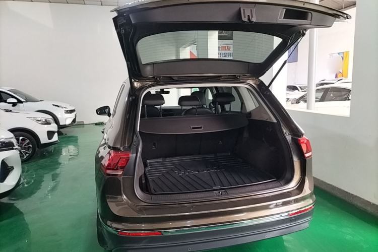 Used Volkswagen Tiguan L 2017 330TSI Automatic Two-Wheel Drive Luxury Edition Trunk