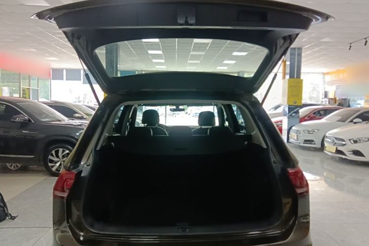 Used Volkswagen Tiguan L 2017 330TSI Automatic Two-Wheel Drive Luxury Edition Trunk