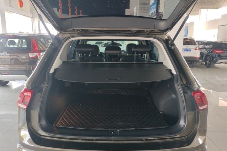 Used Volkswagen Tiguan L 2017 330TSI Automatic Two-Wheel Drive Luxury Edition Trunk