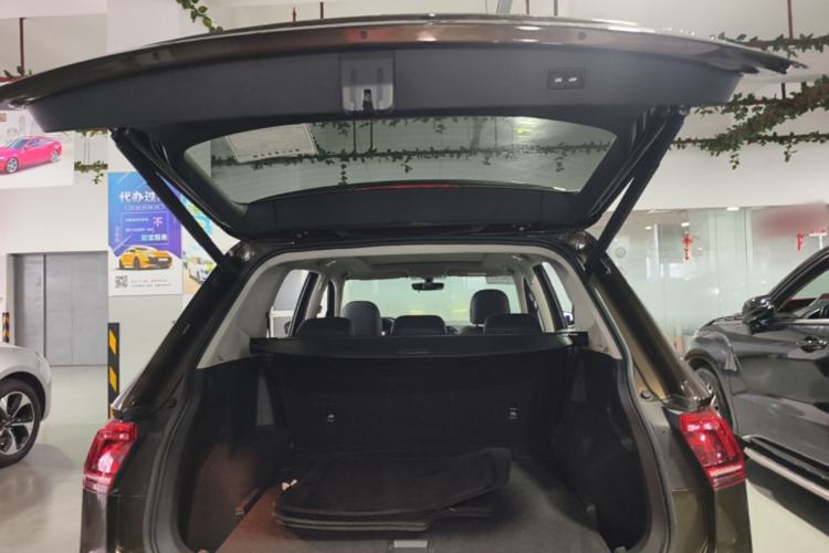 Used Volkswagen Tiguan L 2017 380TSI Automatic All-Wheel-Drive Luxury Edition Trunk
