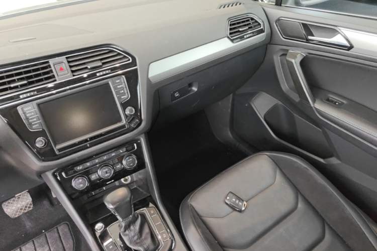 Used Volkswagen Tiguan L 2017 330TSI Automatic Two-Wheel Drive Luxury Edition Audio And AC Panel