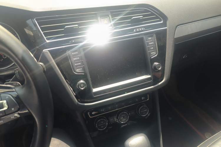 Used Volkswagen Tiguan L 2017 380TSI Automatic All-Wheel-Drive Luxury Edition Audio And AC Panel