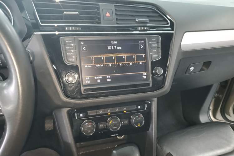 Used Volkswagen Tiguan L 2017 330TSI Automatic Two-Wheel Drive Comfort Edition Audio And AC Panel