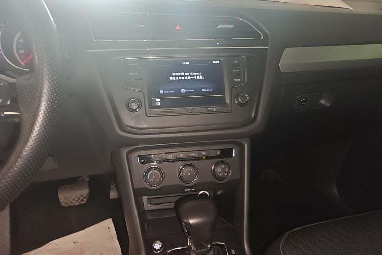 Used Volkswagen Tiguan L 2017 330TSI Automatic Two-Wheel Drive Luxury Edition Audio And AC Panel