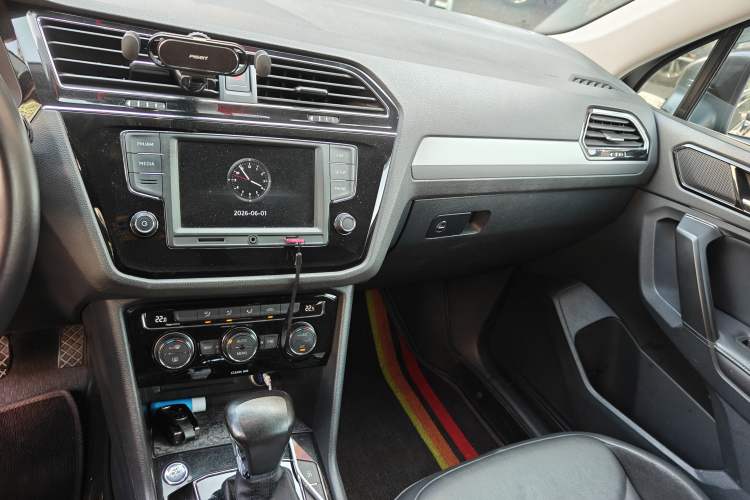 Used Volkswagen Tiguan L 2017 330TSI Automatic Two-Wheel Drive Comfort Edition Audio And AC Panel
