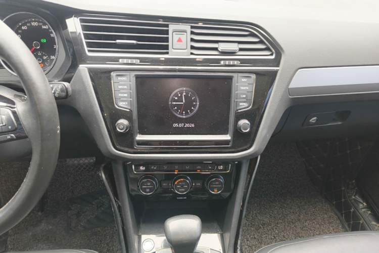 Used Volkswagen Tiguan L 2017 330TSI Automatic Two-Wheel Drive Luxury Edition Audio And AC Panel