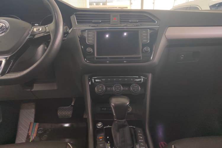 Used Volkswagen Tiguan L 2017 380TSI Automatic All-Wheel-Drive Flagship Edition Audio And AC Panel
