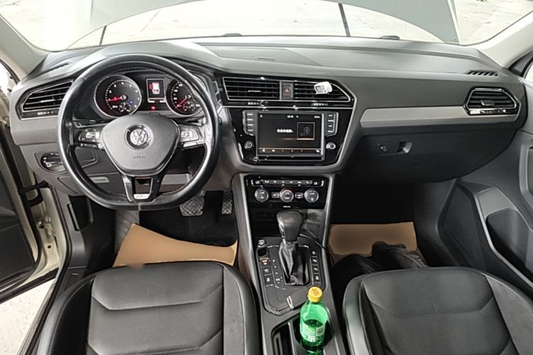 Used Volkswagen Tiguan L 2017 380TSI Automatic All-Wheel-Drive Luxury Edition Center Console