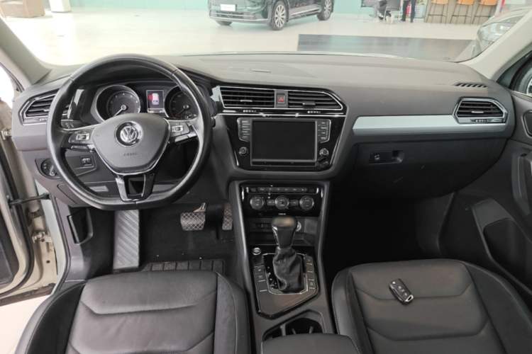 Used Volkswagen Tiguan L 2017 330TSI Automatic Two-Wheel Drive Luxury Edition Center Console