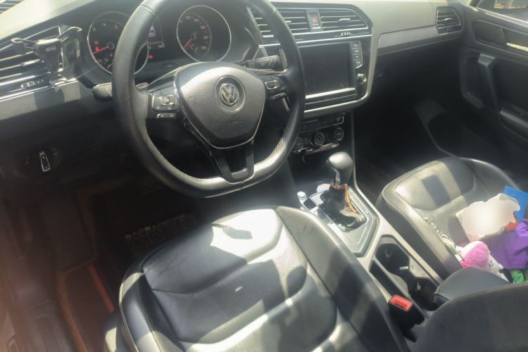Used Volkswagen Tiguan L 2017 380TSI Automatic All-Wheel-Drive Luxury Edition Center Console