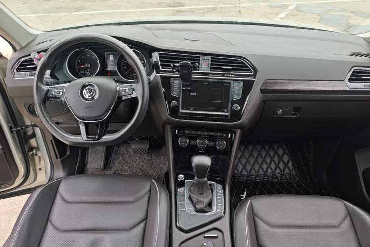 Used Volkswagen Tiguan L 2017 330TSI Automatic Two-Wheel Drive Flagship Edition Center Console