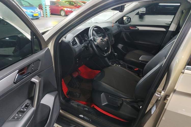Used Volkswagen Tiguan L 2017 330TSI Automatic Two-Wheel Drive Luxury Edition Driver Seat