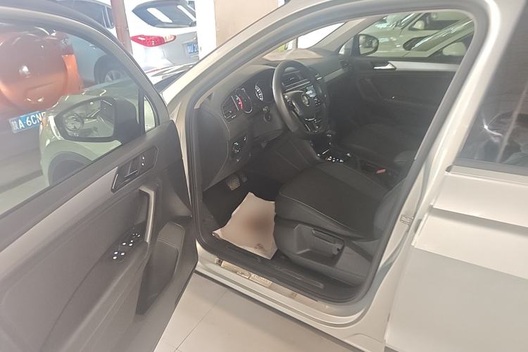 Used Volkswagen Tiguan L 2017 330TSI Automatic Two-Wheel Drive Luxury Edition Driver Seat
