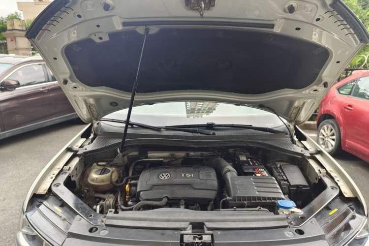 Used Volkswagen Tiguan L 2017 330TSI Automatic Two-Wheel Drive Luxury Edition Engine Bay