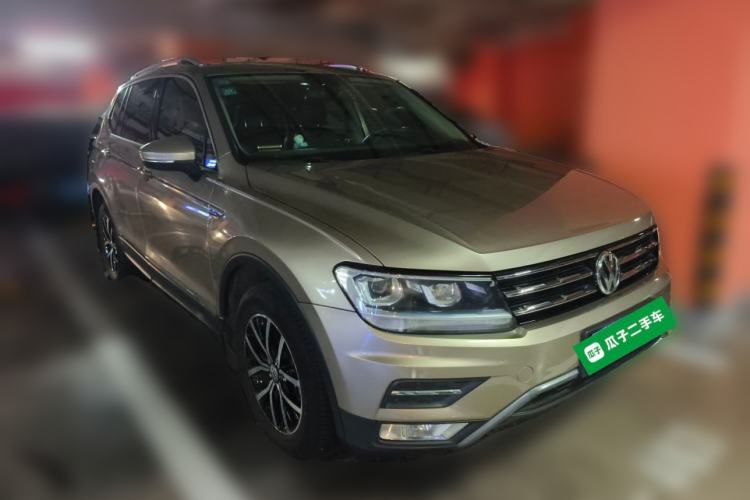Used Volkswagen Tiguan L 2017 330TSI Automatic Two-Wheel Drive Luxury Edition Front Right 45 Deg