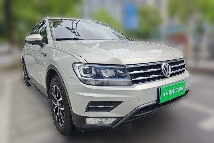 Used Volkswagen Tiguan L 2017 330TSI Automatic Two-Wheel Drive Luxury Edition Front Right 45 Deg