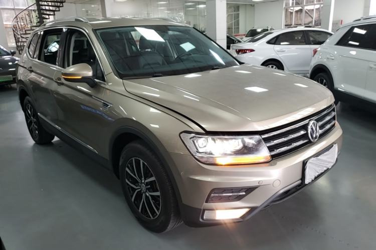 Used Volkswagen Tiguan L 2017 330TSI Automatic Two-Wheel Drive Comfort Edition Front Right 45 Deg