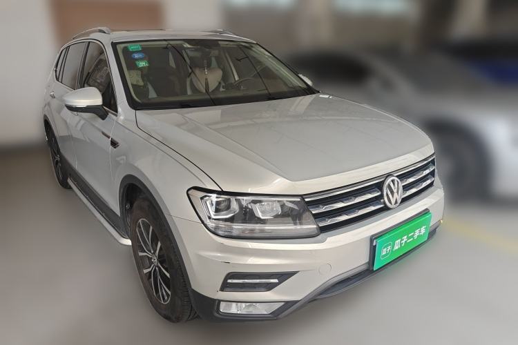 Used Volkswagen Tiguan L 2017 330TSI Automatic Two-Wheel Drive Luxury Edition Front Right 45 Deg