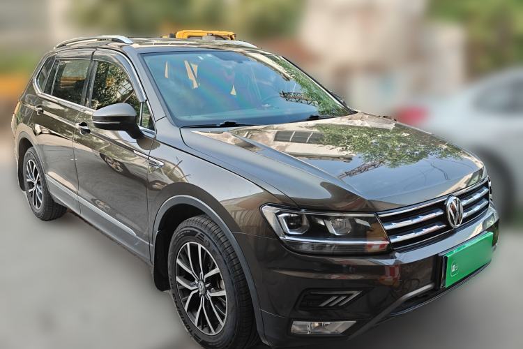 Used Volkswagen Tiguan L 2017 330TSI Automatic Two-Wheel Drive Comfort Edition Front Right 45 Deg