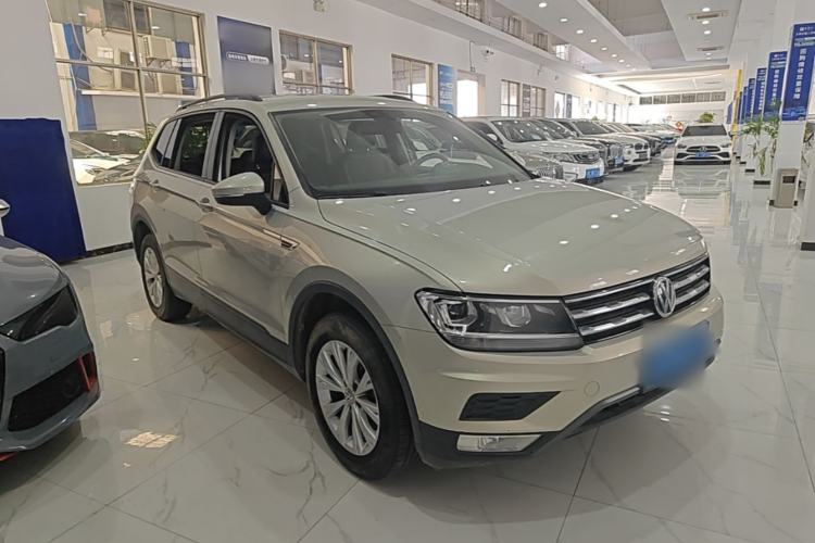 Used Volkswagen Tiguan L 2017 330TSI Automatic Two-Wheel Drive Luxury Edition Front Right 45 Deg