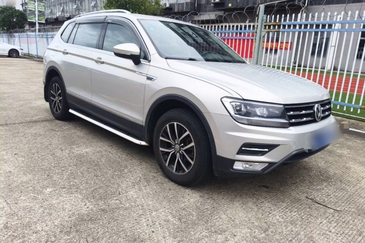 Used Volkswagen Tiguan L 2017 330TSI Automatic Two-Wheel Drive Luxury Edition Front Right 45 Deg