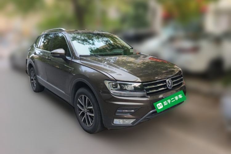 Used Volkswagen Tiguan L 2017 330TSI Automatic Two-Wheel Drive Luxury Edition Front Right 45 Deg