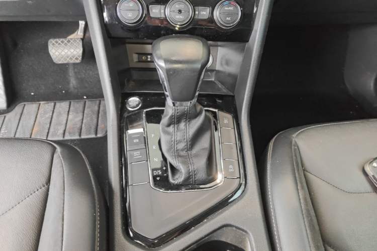 Used Volkswagen Tiguan L 2017 330TSI Automatic Two-Wheel Drive Luxury Edition Gear Lever