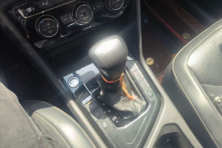 Used Volkswagen Tiguan L 2017 380TSI Automatic All-Wheel-Drive Luxury Edition Gear Lever